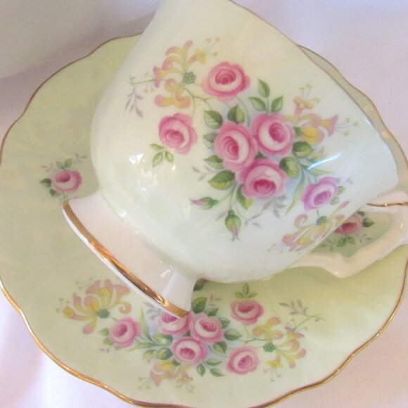 Aynsley Teacup and Saucer Romantic Roses on Soft Green, Crocus Shape, Gilt I253 - Picture 3 of 10